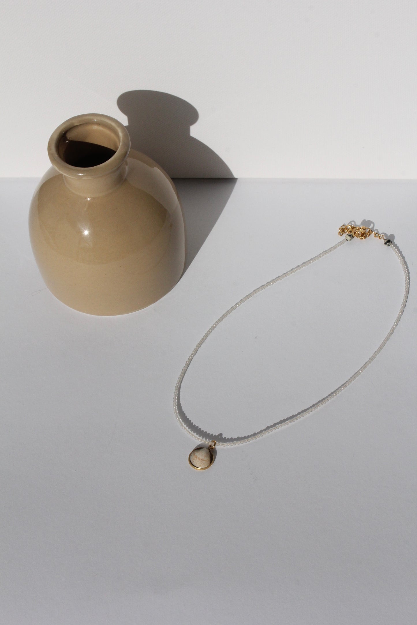 September Drop: Muschelanhänger mit Mondsteinkette