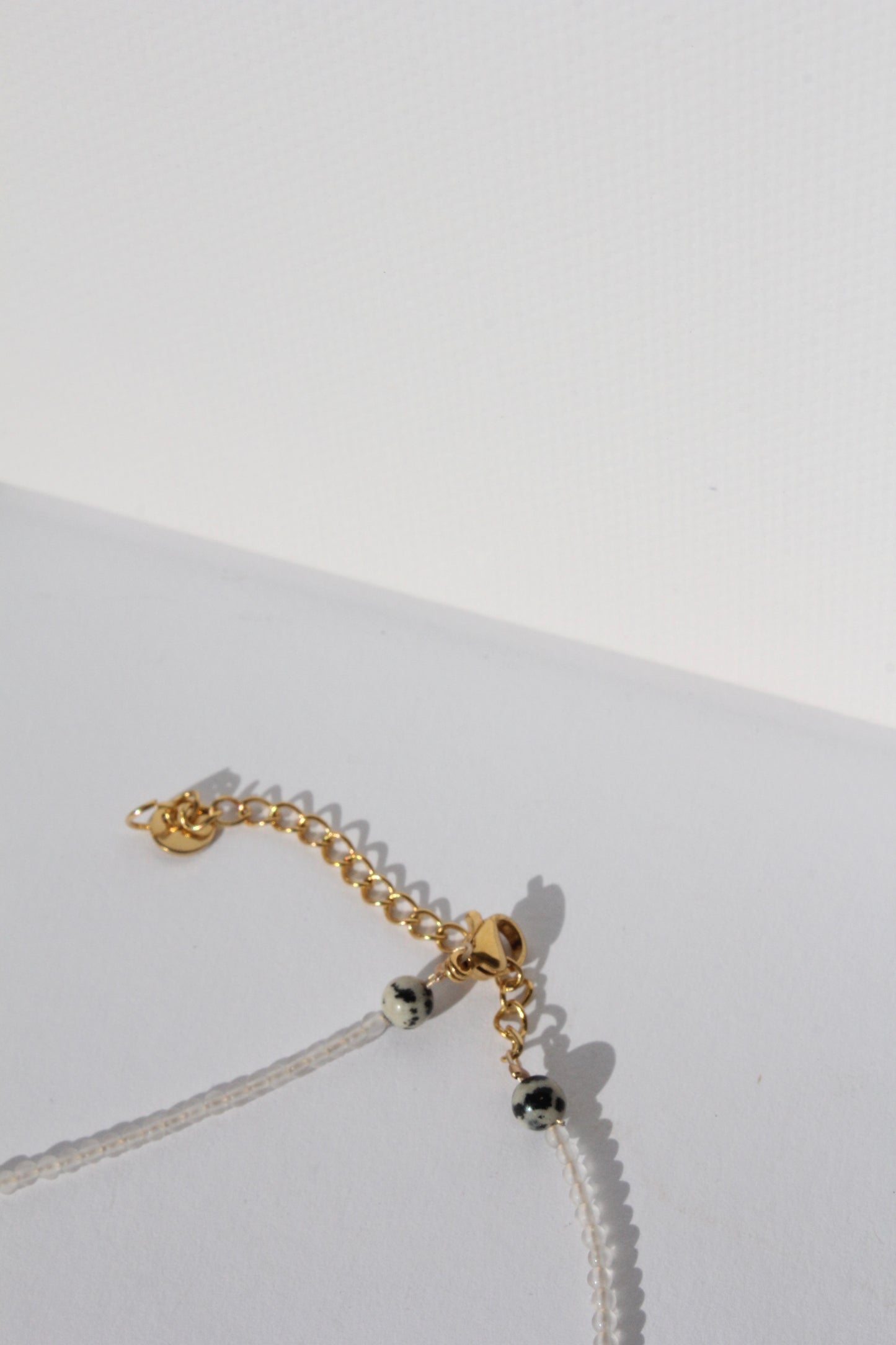 September Drop: Muschelanhänger mit Mondsteinkette