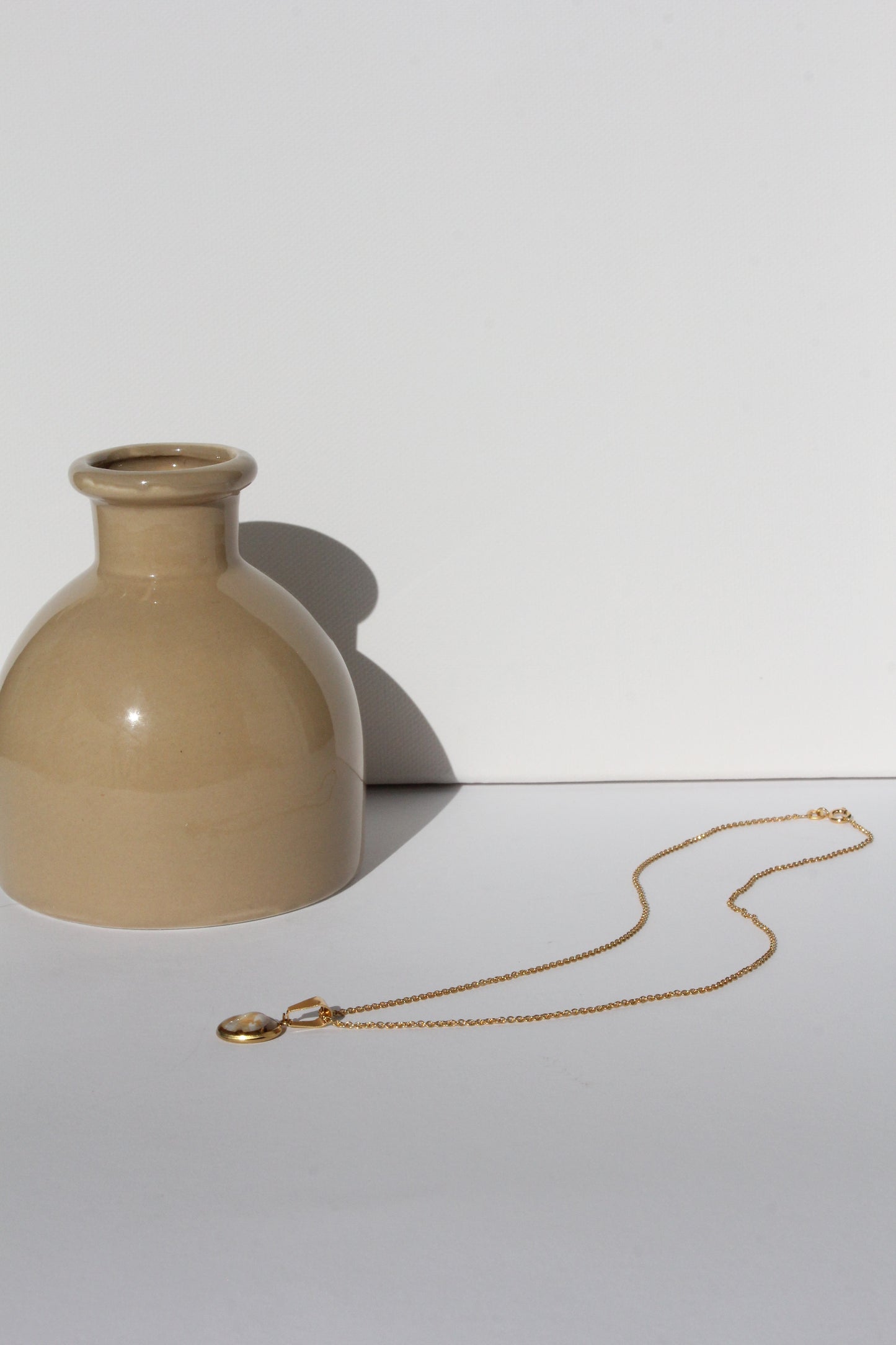 September Drop: Muschelanhänger mit Goldener Kette