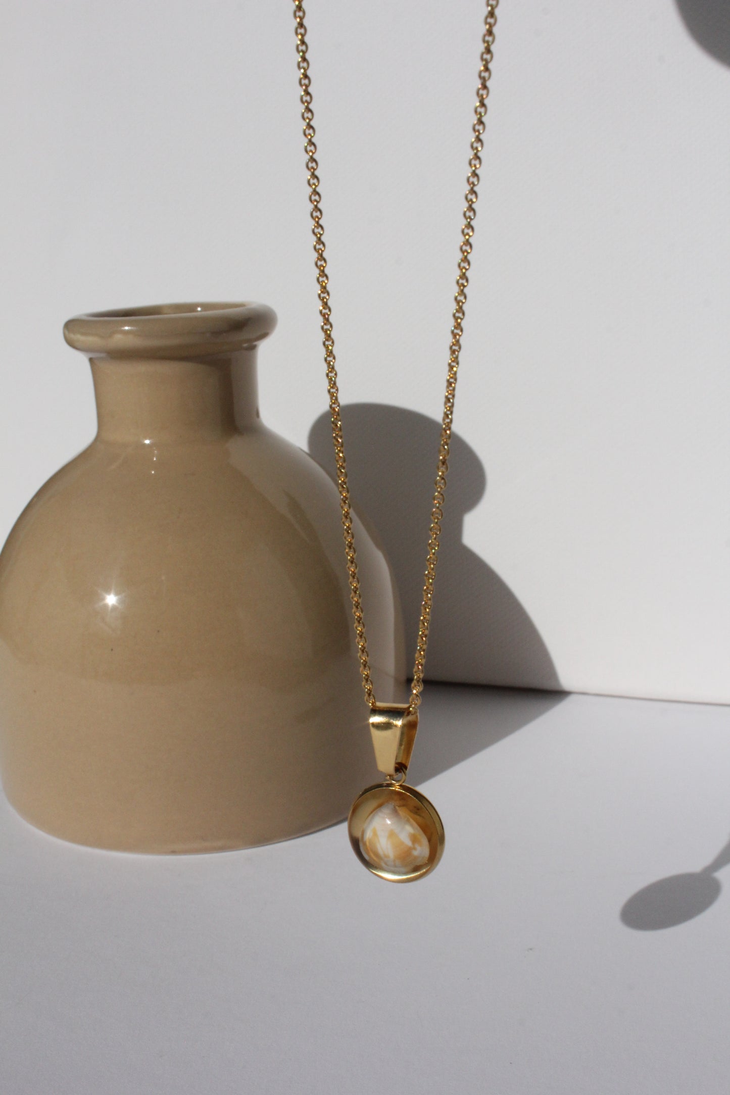 September Drop: Muschelanhänger mit Goldener Kette