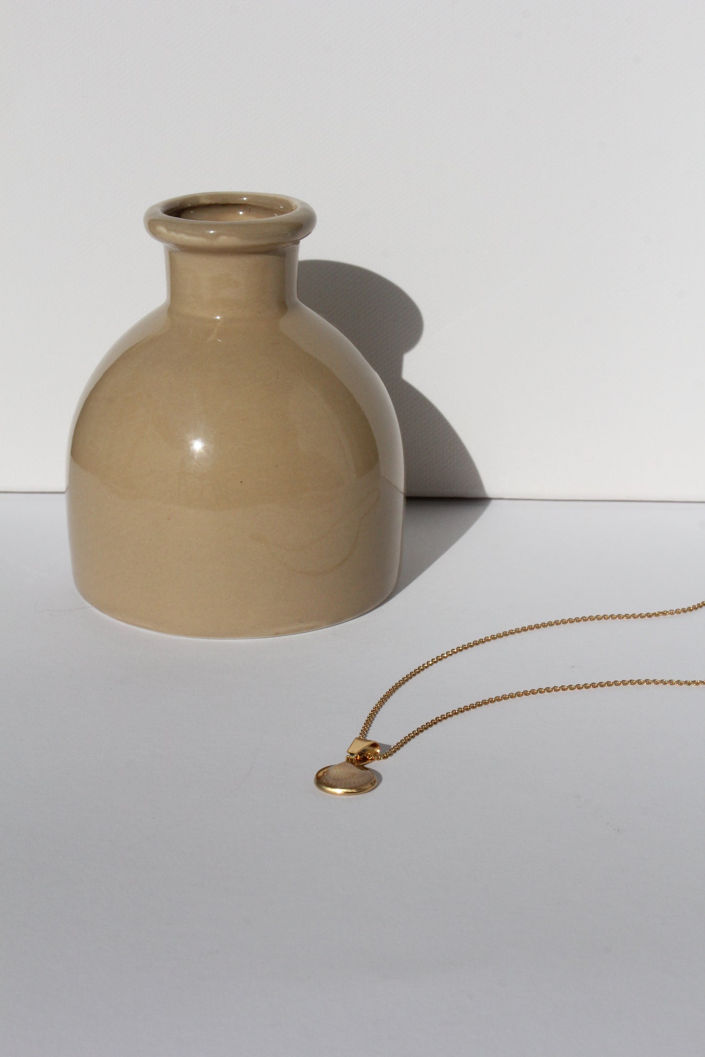 September Drop: Muschelanhänger mit Goldener Kette