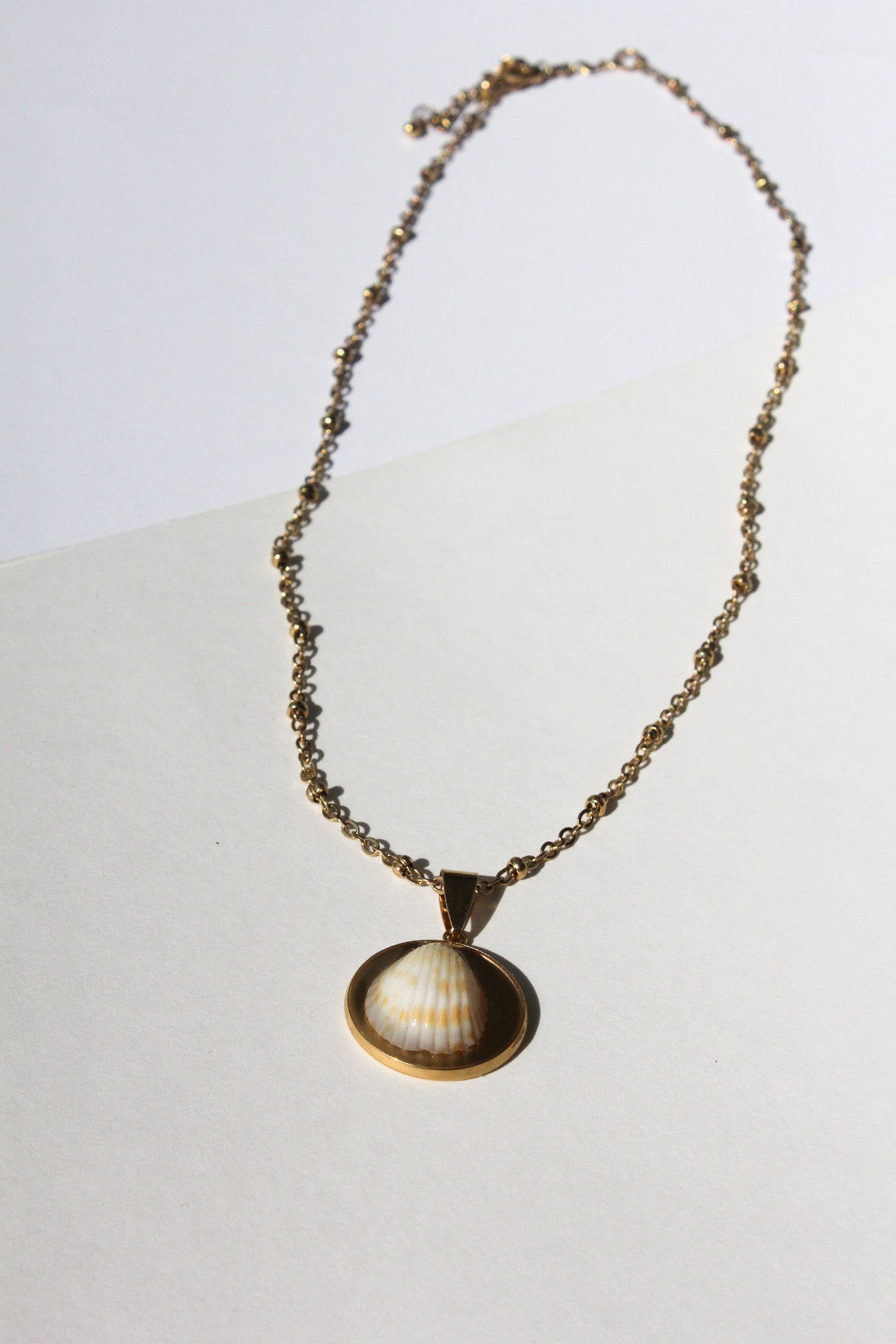 Muschelanhänger mit Goldener Kette