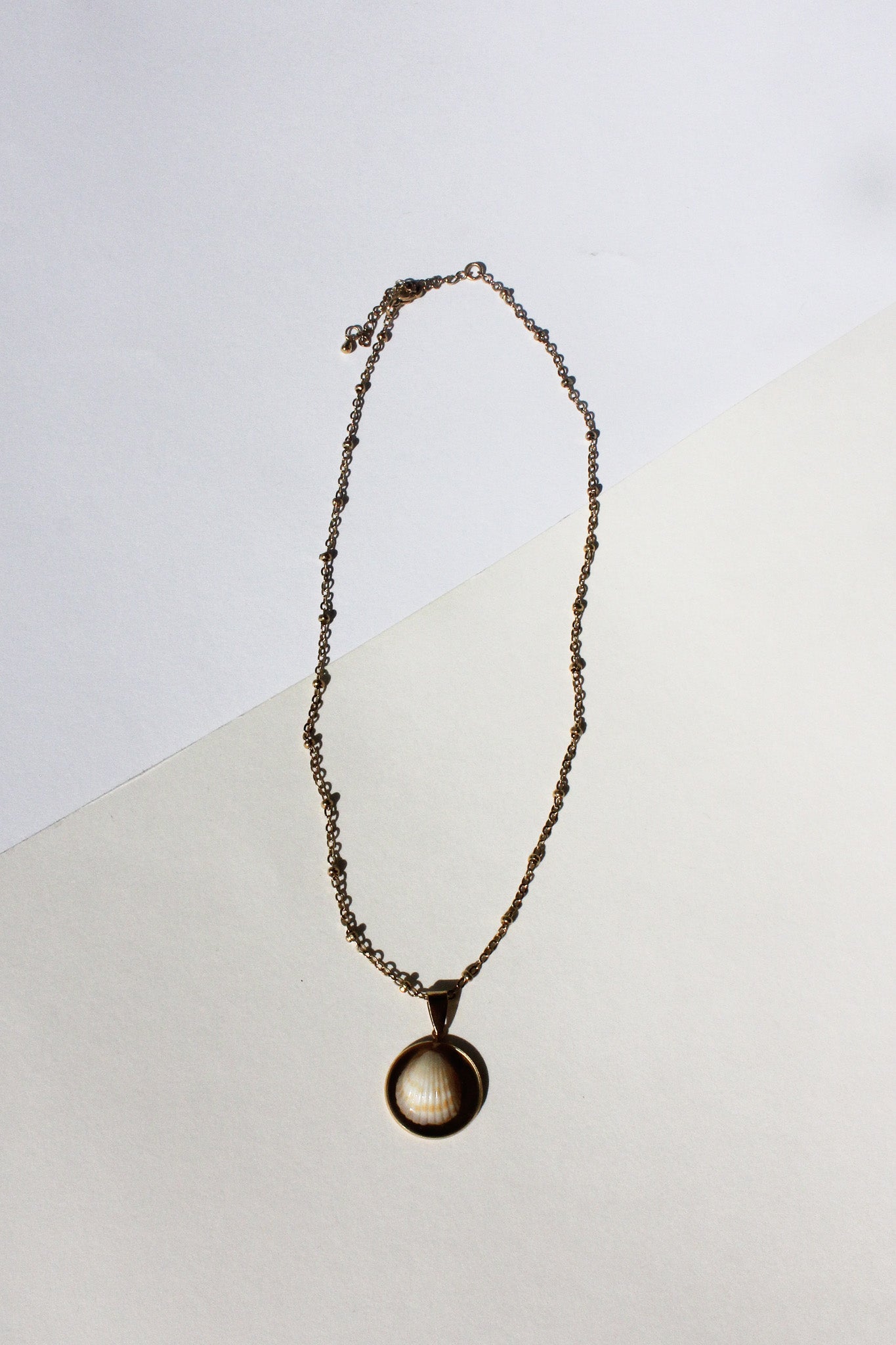 Muschelanhänger mit Goldener Kette