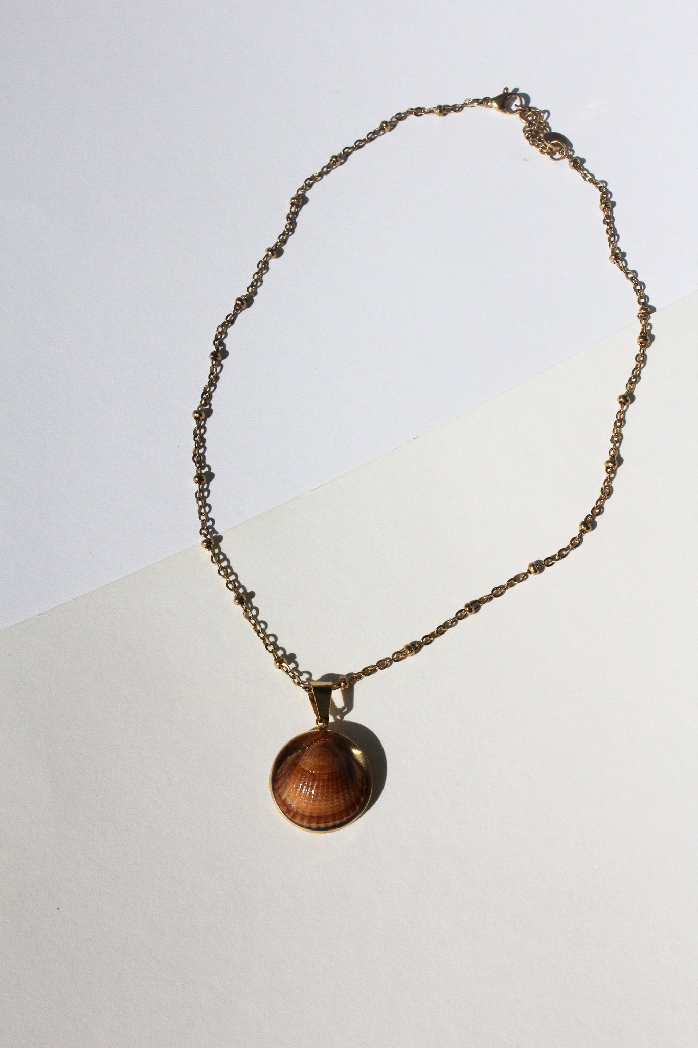 Muschelanhänger mit Goldener Kette