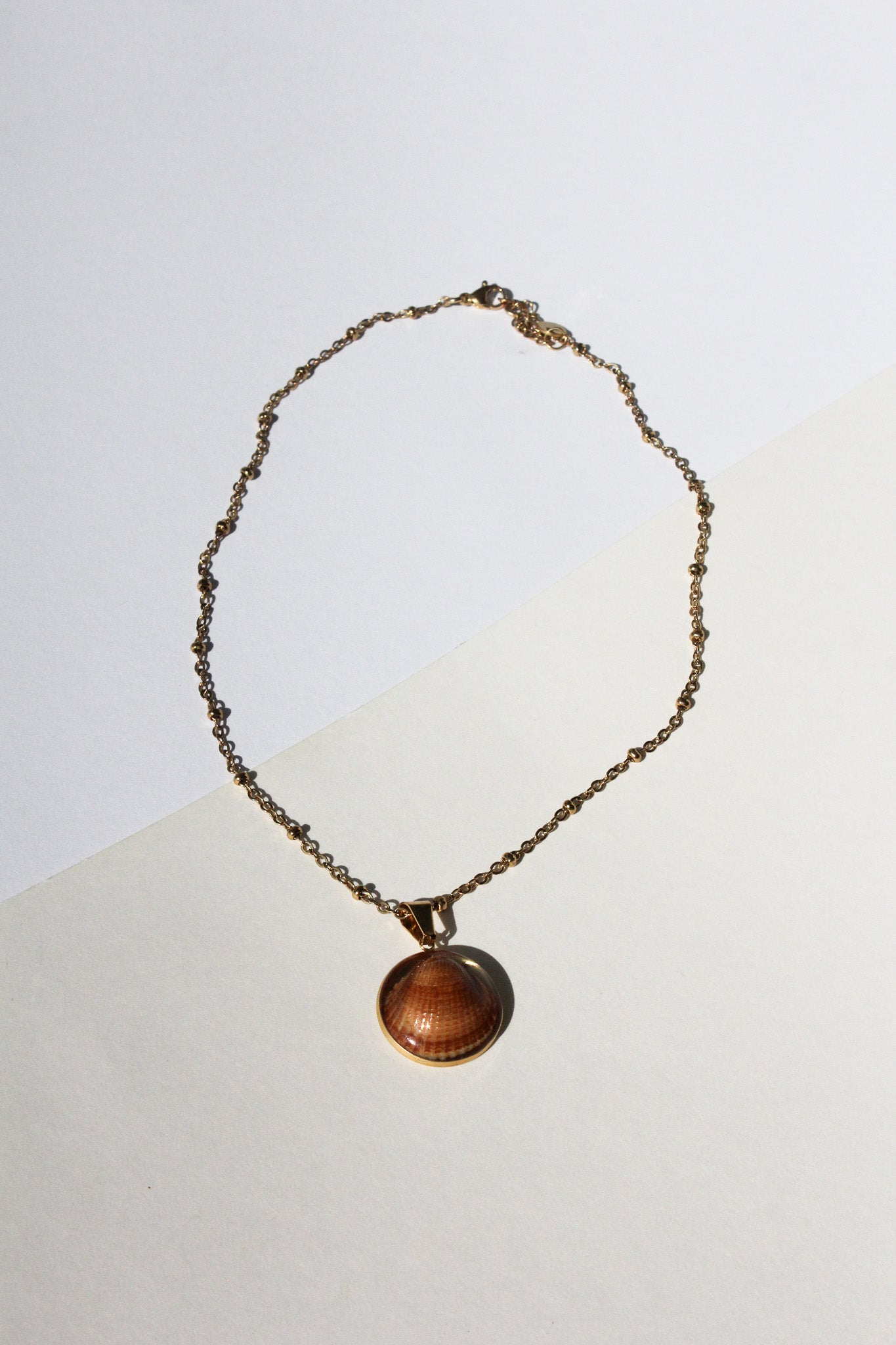 Muschelanhänger mit Goldener Kette
