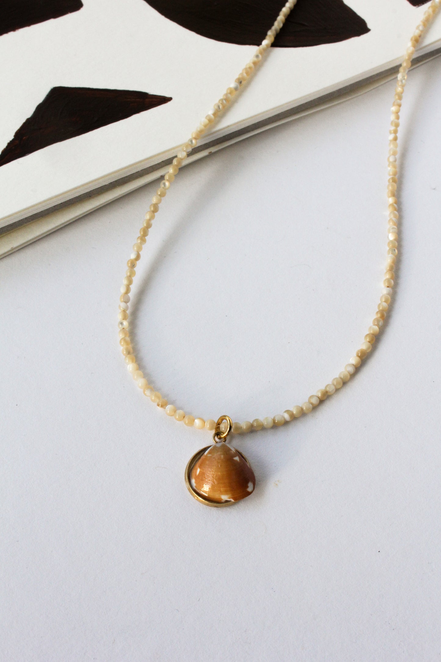Halloween Drop: Perlmutt Kette mit Muschelanhänger